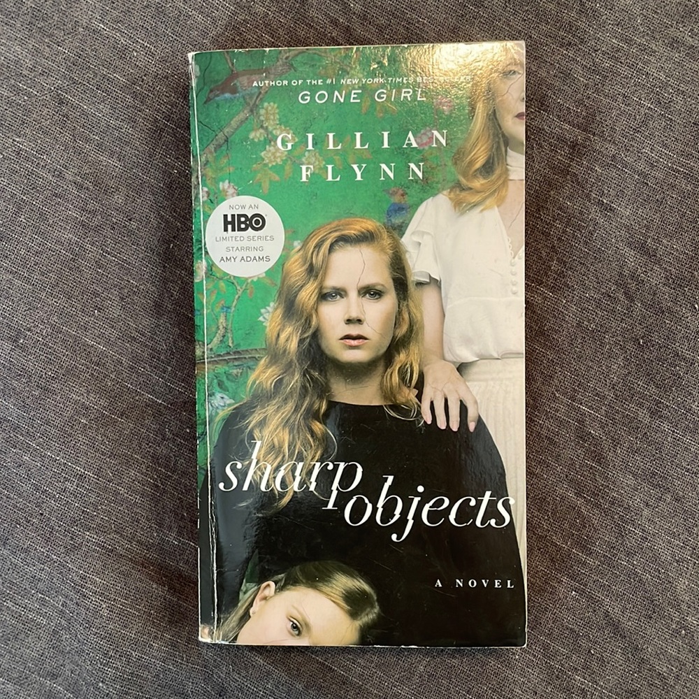 Sharp Objects by Gillian Flynn